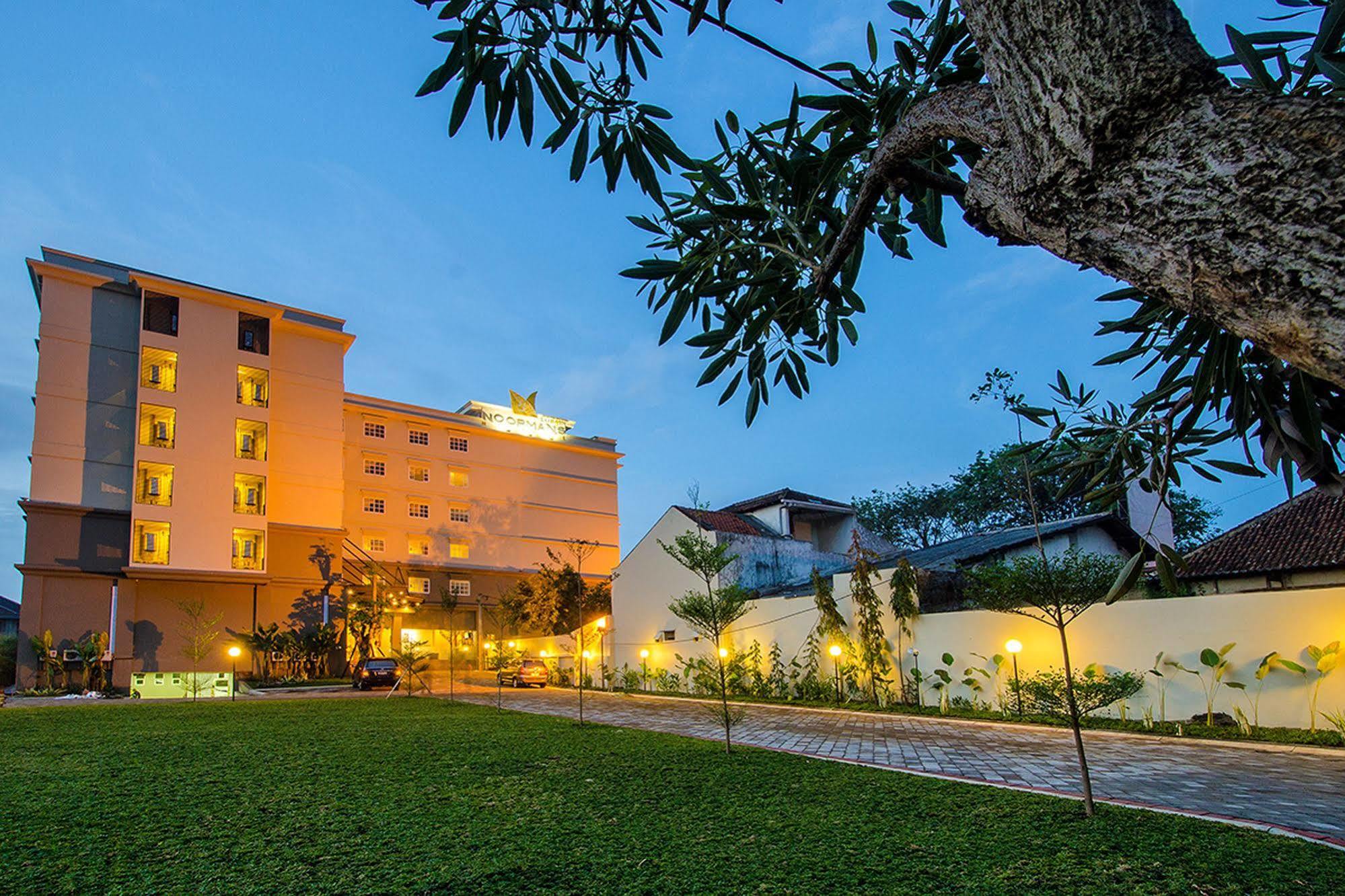 Noormans Hotel Semarang Exterior photo